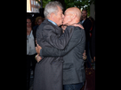 https://www.noelshack.com/2024-36-5-1725599697-sir-ian-mckellen-kissing-sir-patrick-stewart-1536x2048.jpg