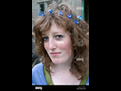 https://image.noelshack.com/fichiers/2024/41/1/1728265447-blue-eyed-teenage-girl-anglais-avec-une-guirlande-de-fleurs-bleues-dans-ses-cheveux-brun-ap8kcx.jpg