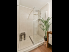 https://image.noelshack.com/fichiers/2024/41/5/1728638645-contemporary-bathroom-featuring-clear-glass-600nw-2519794301.jpg