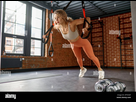 https://image.noelshack.com/fichiers/2024/42/6/1729371725-jeune-femme-faisant-des-exercices-de-bras-avec-trx-sangles-de-suspension-a-la-salle-de-gym-formation-poussee-pour-le-developpement-de-la-force-2ptd3ap.jpg