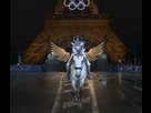 https://image.noelshack.com/minis/2024/43/7/1730013445-cavalier-ceremonie-jo-paris-tour-eiffel.png