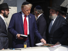 https://www.noelshack.com/2024-45-1-1730738306-donald-trump-visits-ohel-rabbi.jpg