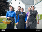 https://image.noelshack.com/fichiers/2024/45/1/1730761012-les-jeunes-femmes-amish-amis-walking-down-country-lane-road-a-lancaster-pa-les-menageres-bfgayd.jpg