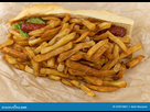 https://image.noelshack.com/fichiers/2024/45/4/1730997234-sandwich-am-ricain-compos-de-saucisses-frites-et-sauce-dans-une-baguette-un-229474861.jpg