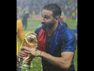 https://www.noelshack.com/2024-47-5-1732237664-adil-rami-world-cup-trophy.jpg