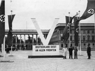 https://image.noelshack.com/minis/2024/48/6/1732997659-nazi-propaganda-v-deutschland-siegt-an-allen-fronten.png