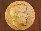 https://image.noelshack.com/fichiers/2024/49/5/1733494795-fieldsmedal.jpg