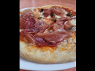 https://image.noelshack.com/fichiers/2024/52/1/1734956319-pizza-maison.jpg
