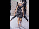 https://image.noelshack.com/fichiers/2025/02/6/1736622973-54986401-paris-france-01-octobre-des-mannequins-d-filent-lors-du-d-fil-rick-owens-dans-le-cadre-du.jpg