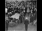 https://www.noelshack.com/2025-04-7-1737903134-1280px-photograph-of-servicemen-removing-the-flag-from-the-casket-of-president-john-f-kennedy-at-arlington-national-nara-200452.jpg