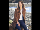 https://image.noelshack.com/fichiers/2025/05/3/1738152607-murder-in-a-small-town-2024-kristin-kreuk-brown-coat.jpg