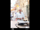 https://image.noelshack.com/fichiers/2025/05/7/1738511301-photo-verticale-d-un-vieil-homme-pakistanais-avec-une-barbe-blanche-dans-une-kurta-dans-la-rue-2k1bd4y.jpg