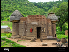 https://image.noelshack.com/fichiers/2025/06/1/1738612679-togo-afrique-de-l-ouest-de-nadoba-tata-somba-chambre-traditionnelle-avec-des-toits-de-chaume-et-les-greniers-f2kyk8.jpg
