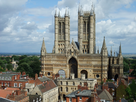 https://image.noelshack.com/fichiers/2025/06/5/1738910028-main-front-of-lincoln-cathedral-2009.jpg