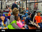 https://image.noelshack.com/fichiers/2025/11/3/1741790569-paris-france-foule-diversifiee-famille-africaine-immigree-avec-enfants-passagers-a-cheval-metro-interieur-maman-immigration-2pwe658.jpg