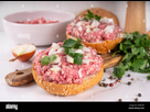 https://image.noelshack.com/fichiers/2025/11/4/1741875845-mett-brotchen-brotzeit-sandwich-hamburger-cru-traditionnel-allemand-avec-porc-hache-epices-oignons-herbes-2x5ec0h.jpg