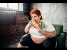 https://image.noelshack.com/fichiers/2025/13/2/1742913731-la-femme-de-poids-excessif-mange-le-sandwich-boulimique-png108228697.jpg