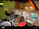 https://image.noelshack.com/fichiers/2025/14/1/1743419891-les-jeunes-garcons-de-jouer-aux-jeux-video-dans-un-cafe-internet-locoturio-en-argentine-a5ydh7.jpg