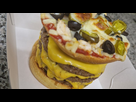 https://image.noelshack.com/fichiers/2025/14/1/1743429407-burgerizza.jpg