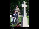 https://image.noelshack.com/fichiers/2025/14/2/1743459609-raymond-shuck-1923-2019-veteran-de-la-6e-division-de-l-air-a-l-atterrissage-de-l-armee-britannique-qui-s-est-pegasus-bridge-sur-d-day-t1phf6.jpg