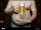 https://image.noelshack.com/fichiers/2025/19/2/1746542757-un-homme-avec-un-grand-ventre-avec-une-tasse-de-biere-dans-sa-main-2ga62m4.jpg