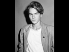 https://image.noelshack.com/fichiers/2025/20/1/1747069645-river-phoenix-c-hfpa-1988.jpg
