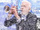 https://image.noelshack.com/fichiers/2025/20/6/1747480268-praud-trompettiste.gif