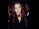 https://image.noelshack.com/fichiers/2025/30/4/1753353144-les-cheveux-longs-boucles-de-vanessa-paradis-en-1995.jpg
