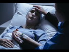https://image.noelshack.com/fichiers/2025/34/2/1755585655-travailleur-social-soutenant-la-femme-malade-avec-le-cancer-mourant-dans-hospita-120109357-3587636764.jpg