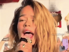https://image.noelshack.com/fichiers/2025/39/1/1758521970-karol-g-cantando-con-sus-fans-en-el-pueblito-paisa.gif