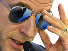 https://image.noelshack.com/fichiers/2026/04/3/1768980523-macron-touche-lunettes-knifos.png
