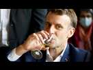https://image.noelshack.com/fichiers/2026/07/2/1770730283-macron-designe-personnalite-de-l-annee-2022-par-la-revue-du-vin-de-france.jpg