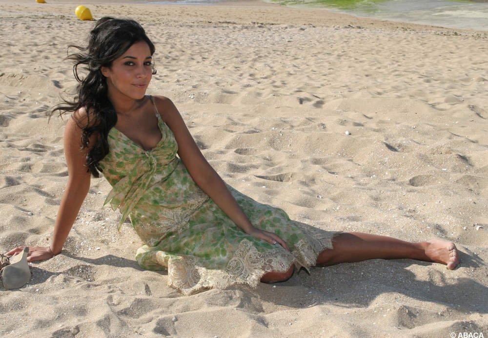 1433376564-leila-bekhti-prend-la-pose-sur-la-plage-de-cabourg-en-2006.jpg (1000×693)